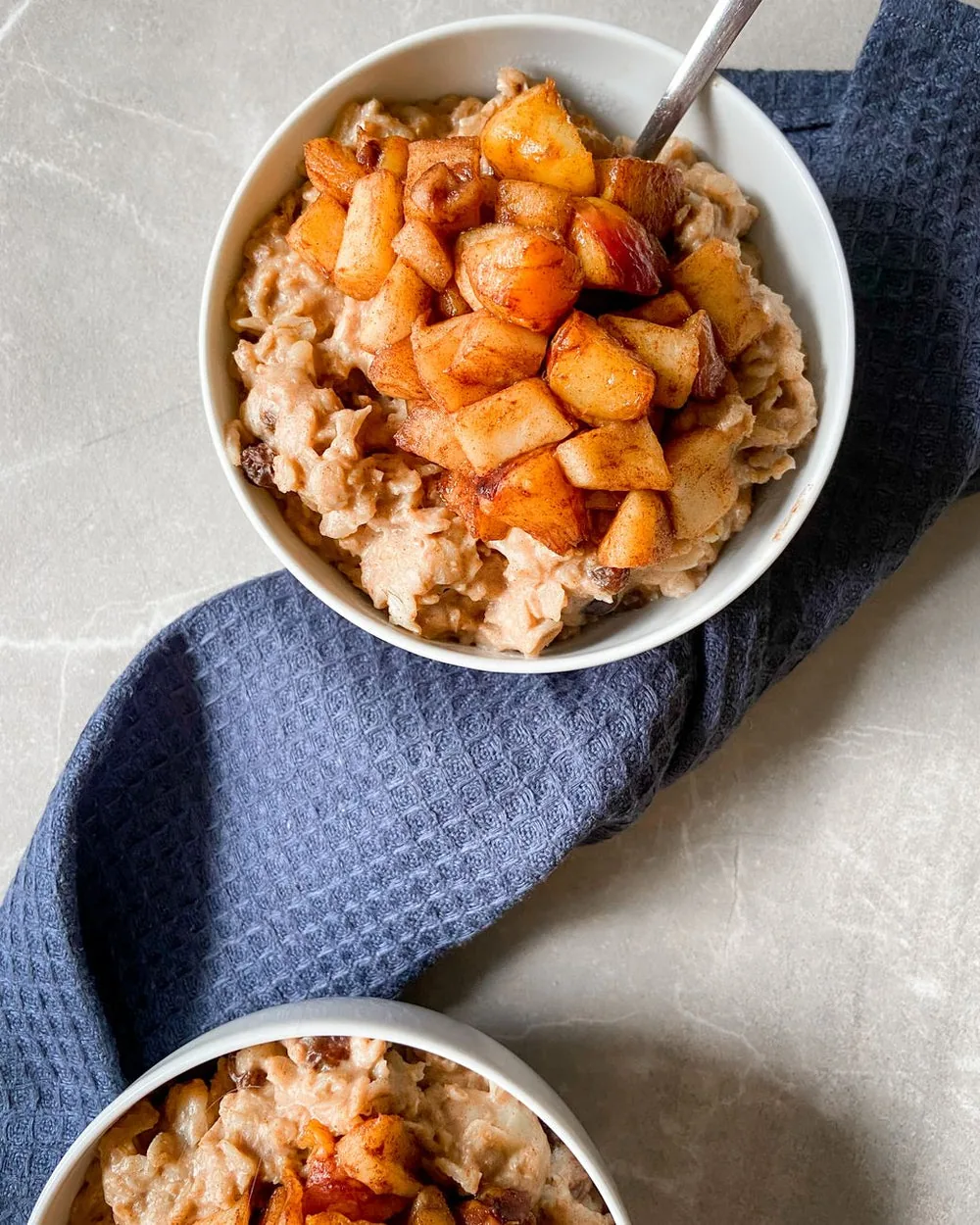 Bowl de avena caliente con cubos de manzana y canela