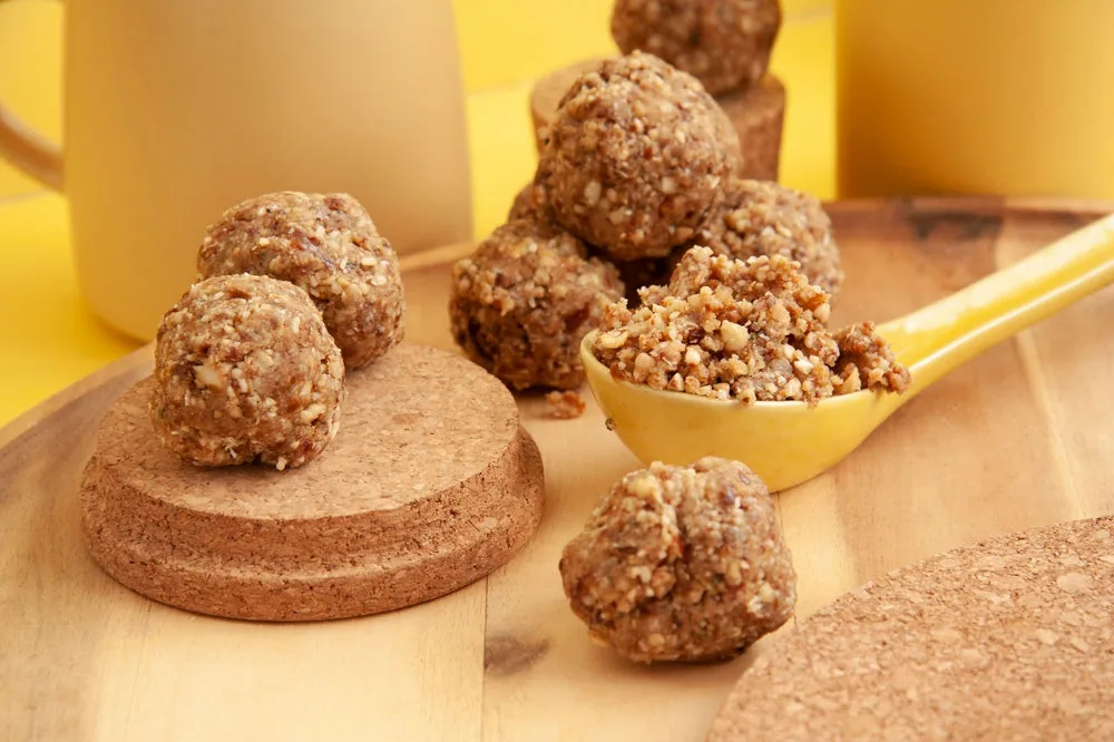 Bolitas energéticas caseras de harina tostada y avena con miel y polen