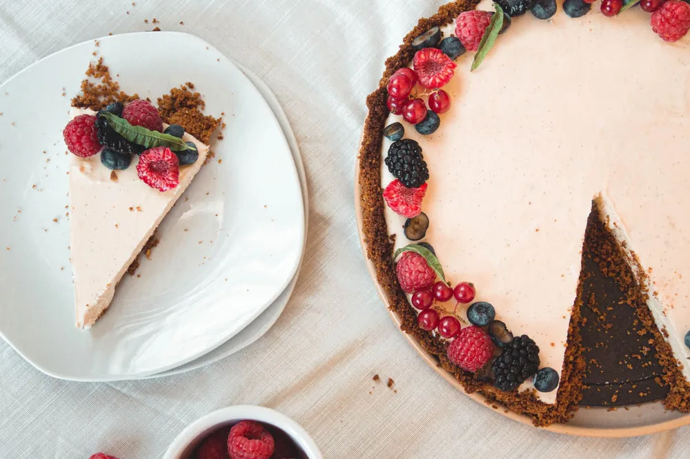 Cheesecake sin horno con base de galleta decorado con berries