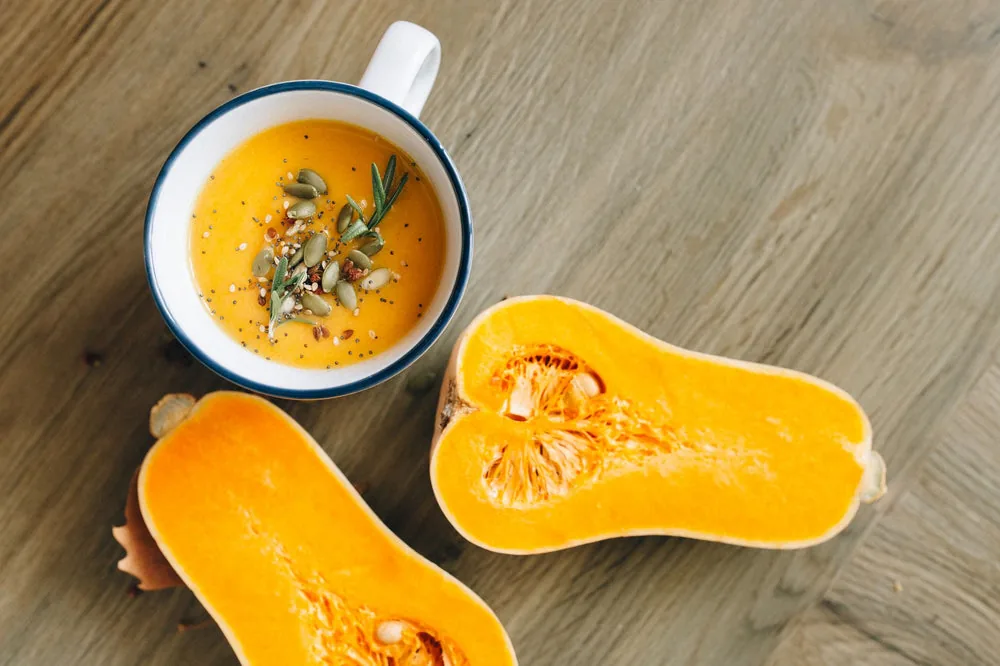 Crema de zapallo camote con semillas, servida tibia