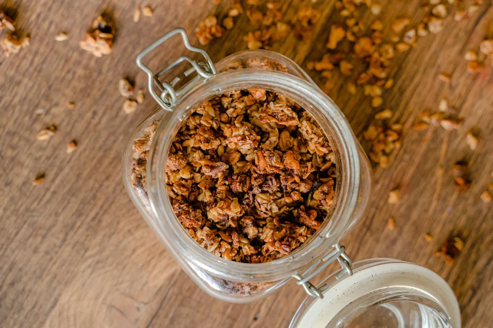 Frasco hermético con granola casera crocante de avena y nueces