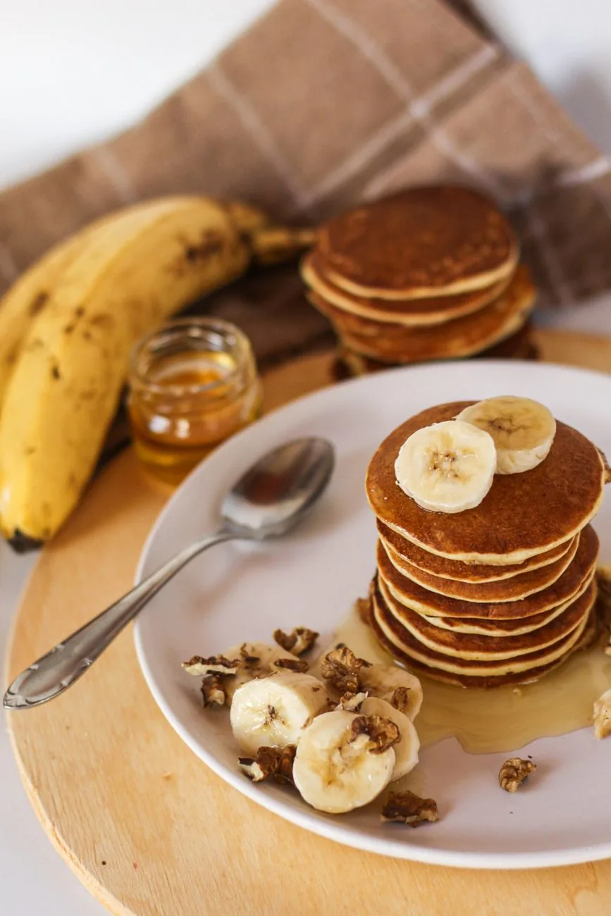 Torre de panqueques de avena con plátano, nueces y miel