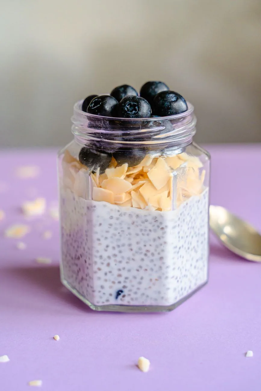 Frasco de pudín de chía hidratada con frutos morados