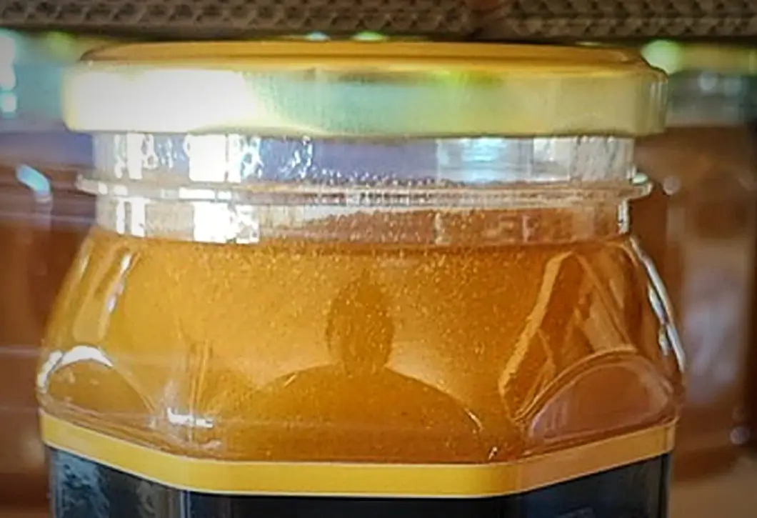 Frasco de miel cruda ApiMan visto de cerca